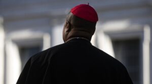 Personal que asiste al cónclave presta el juramento