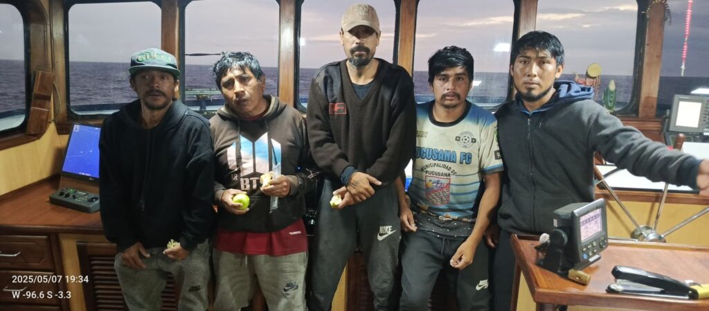 Pescadores peruanos rescatados en aguas ecuatorianas tras 40 días a la deriva (Fotos) - AlbertoNews