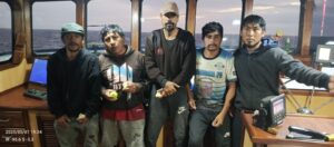 Pescadores peruanos rescatados en aguas ecuatorianas tras 40 días a la deriva (Fotos) - AlbertoNews