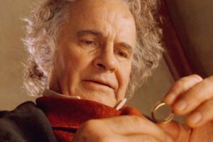 Pese a que pueda parecer lo contrario, Ian Holm jamás viajó al set de rodaje original de El Hobbit para interpretar a Bilbo