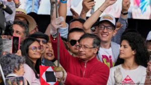 Petro defiende reformas en marcha multitudinaria – DW – 02/05/2025
