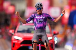 Plapp se estrena, Ayuso recorta a Roglic y cambio de 'maglia' rosa