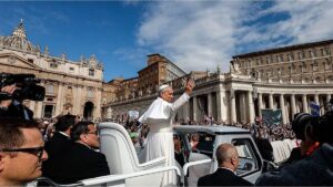 Por primera vez, León XIV recorrió la plaza de San Pedro en el papamóvil