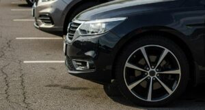 Por qué no dejar el carro parqueado con ruedas giradas: experto explica daño que provoca