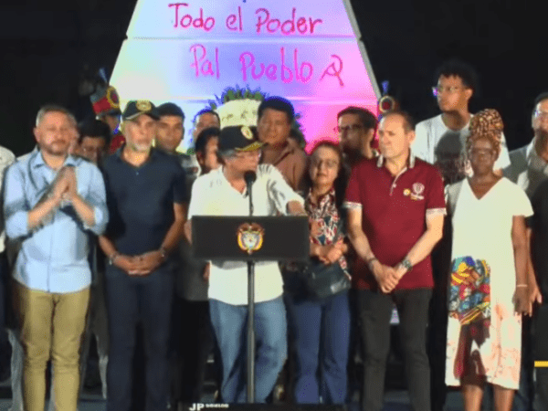 Presidente Petro insiste en la consulta popular y | Gobierno | Economía