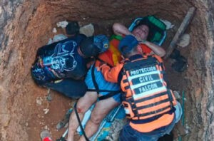 Protección Civil Falcón rescata a mujer tras caer en un pozo séptico