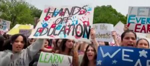 Protestan en Nueva York por arresto de estudiante venezolano tras cita en tribunal de inmigración - AlbertoNews