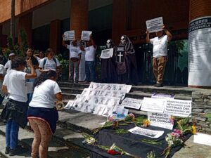 Protestaron por presos políticos en la Embajada de México