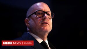 Quién es Jony Ive, el diseñador del iPhone que se une al creador de ChatGPT para desarrollar una "nueva generación de computadoras"