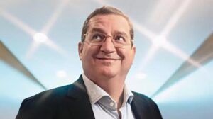 Quién es el venezolano que compite con Elon Musk para conectar tu teléfono desde el espacio