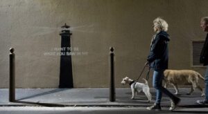 Redes sociales intentan descifrar el mensaje detrás de la nueva obra de Banksy: Un misterioso faro y el mensaje "Quiero ser lo que tú viste en mí" - AlbertoNews