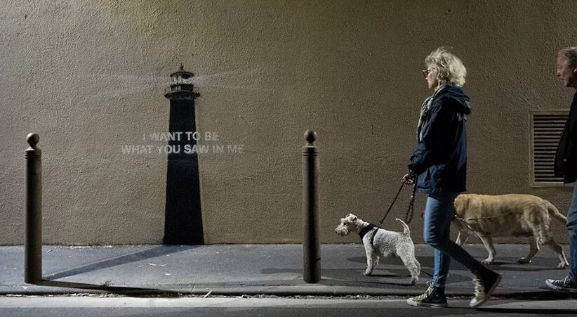Redes sociales intentan descifrar el mensaje detrás de la nueva obra de Banksy: Un misterioso faro y el mensaje "Quiero ser lo que tú viste en mí" - AlbertoNews