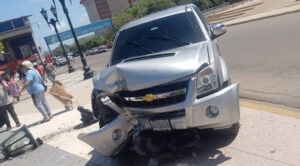 Reportan accidente frente a la Básilica: chofer se quedó dormido