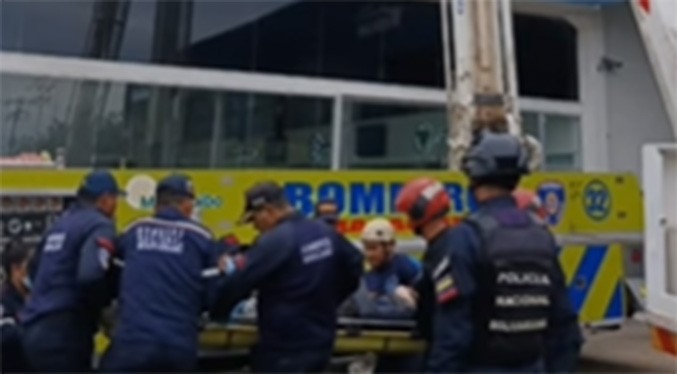 Rescatan a dos personas electrocutadas de un aviso publicitario