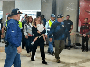 Retornan 226 migrantes venezolanos a Caracas, entre ellos la niña Maikelys Espinoza