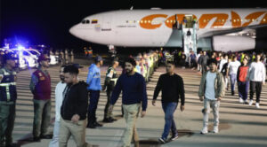 Retornan 71 venezolanos deportados por EE UU