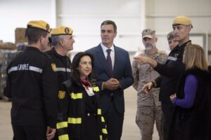 Robles rebaja los mensajes de Sánchez alegando que son "privados" y dice que se siente respaldada por el presidente