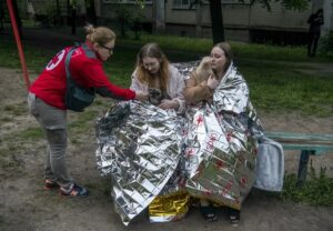 Rusia lanza cuatro misiles y 142 drones contra Ucrania y mata a 2 personas en Kiev – El Venezolano News