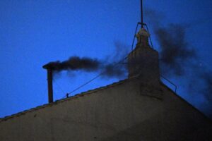Sale fumata negra a las 21.00 horas de este miércoles tras la primera votación del Cónclave