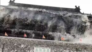 Se derrumbó una torre histórica de 650 años en China y casi causa una tragedia