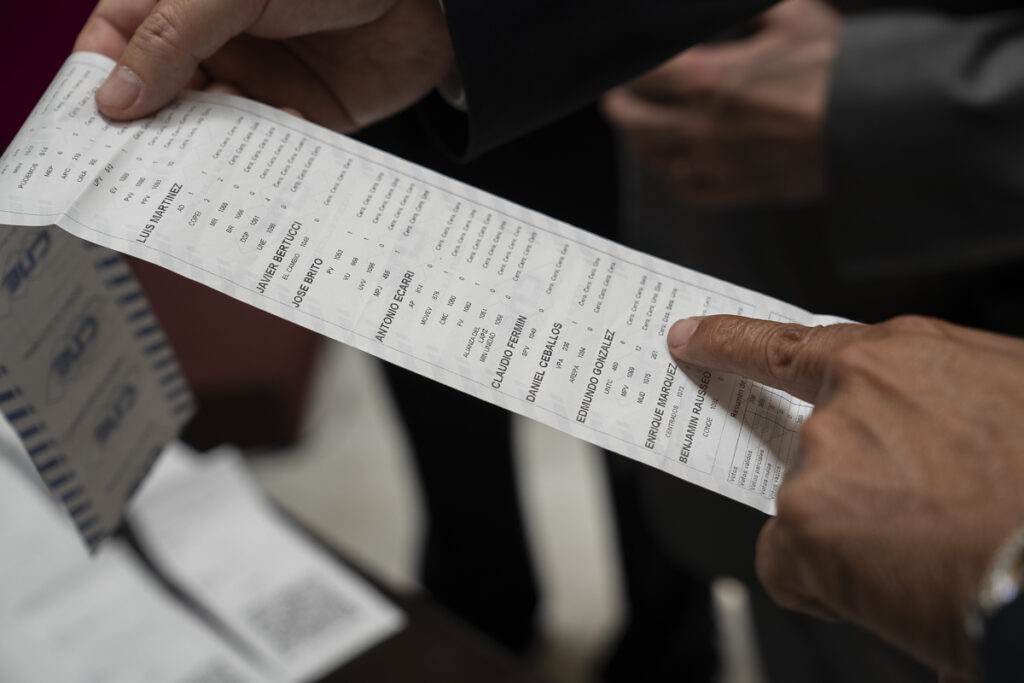 Silencio cómplice de candidatos por eliminación del QR