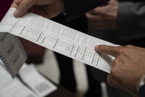 Silencio cómplice de candidatos por eliminación del QR