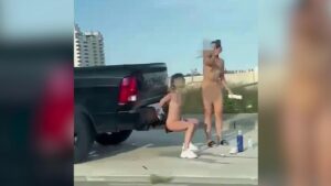 Sorprendieron a turistas alemanas masturbándose en plena vía pública y todo acabó mal (VIDEO)