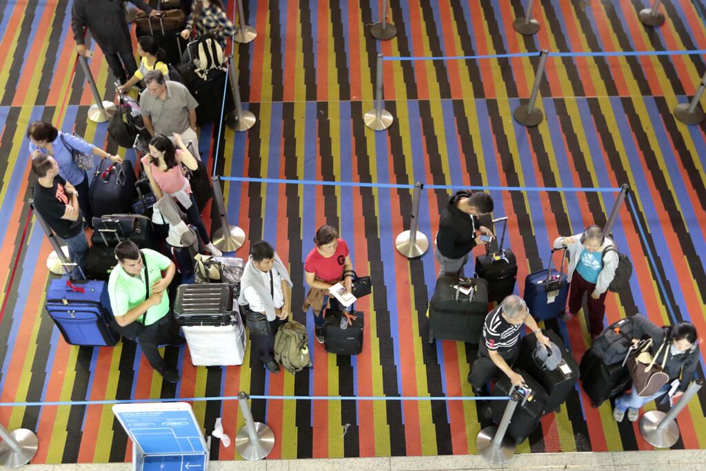Suspensión de vuelos con Colombia afecta a pasajeros con conexiones