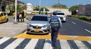 Taxista arrolló a agente de tránsito y lo dejó entre la vida y la muerte