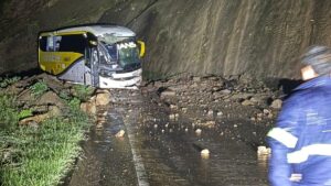 Tragedia en Santander: enorme roca cayó sobre un bus en vía nacional y mató a un viajero de 24 años