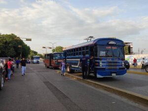 Transportistas insisten en que la tarifa del pasaje en Venezuela debe estar anclada al dólar