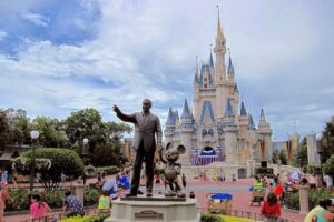 Tras decisión sobre el TPS, Disney suspende a 45 trabajadores venezolanos en Estados Unidos