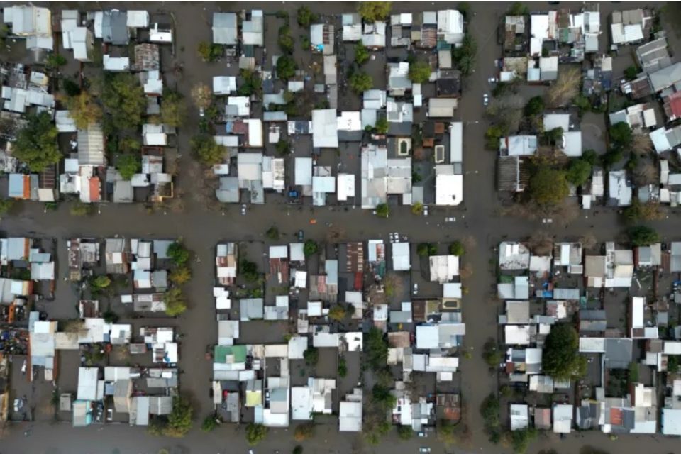 Tres desaparecidos y casi 3.000 evacuados por inundaciones en Argentina