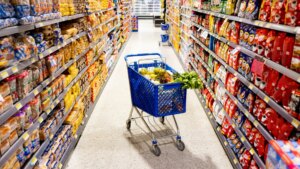 Tres errores que tienes que evitar al llenar el carrito en el supermercado, según una ingeniera en alimentos
