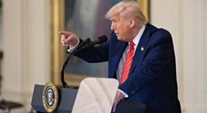 Trump dará una "bonificación" a los extranjeros que salgan "voluntariamente" de EEUU y sancionará a los que no