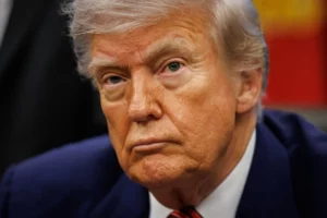 Trump dice que "ojalá" los tribunales le permitan continuar con expulsiones de migrantes - AlbertoNews