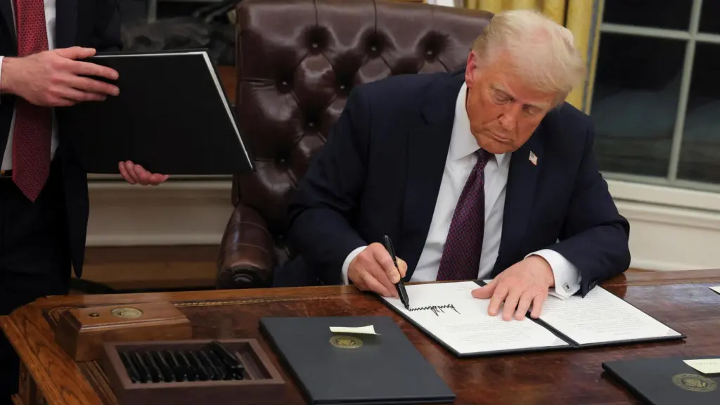 Trump firma la ley que prohíbe difundir sin permiso pornografía generada con inteligencia artificial - AlbertoNews