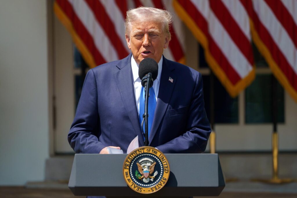 Trump firma varios acuerdos con Arabia Saudita, incluyendo uno de cooperación militar - AlbertoNews