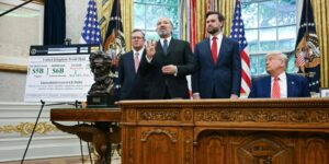 Trump logra su primer gran pacto comercial, con Reino Unido y manteniendo el arancel del 10%