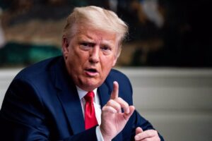 Trump ve "adecuado" un arancel del 80% a China