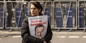 Turquía prohíbe la exhibición de imágenes del alcalde de Estambul detenido, principal opositor de Erdogan