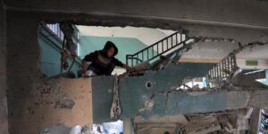 Un bombardeo israelí deja al menos 33 muertos en una escuela que albergaba a desplazados