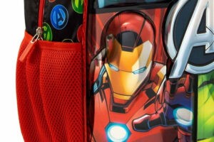Un colegio prohibió a sus alumnos usar bolsos y cartucheras de superhéroes por un insólito motivo (VIDEO)