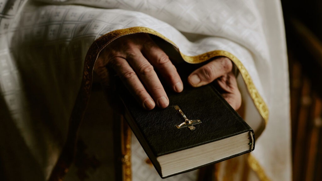 Un conocido pastor de Arizona fue hallado muerto clavado a una pared - AlbertoNews