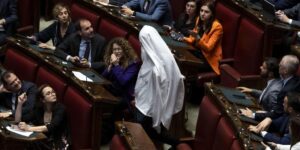 Un diputado italiano se disfraza de fantasma para protestar contra Meloni y lo expulsan del Parlamento