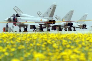 Tres cazas Eurofighter españoles en la base aérea de Morón.