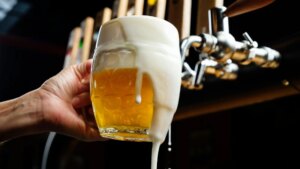 Un experto en cerveza belga afirma que en España no sabemos tirar una caña bien: "Explícaselo"