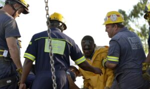 Un grupo de 260 mineros queda atrapado bajo tierra tras un accidente en Sudáfrica - AlbertoNews