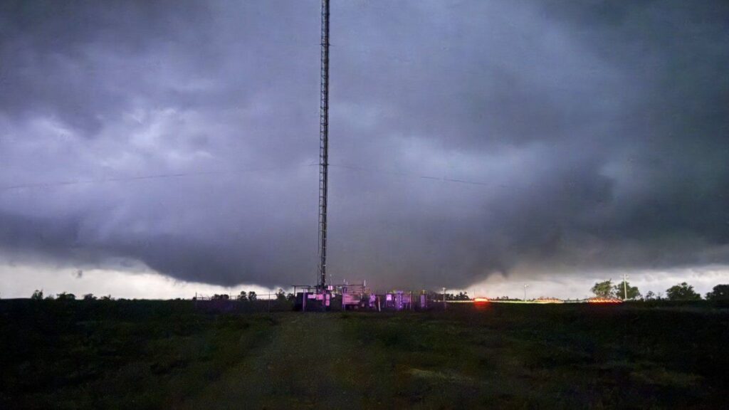 Un impresionante tornado azotó a Kansas en EEUU y destruyó todo a su paso