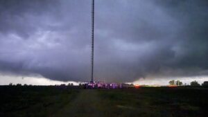 Un impresionante tornado azotó a Kansas en EEUU y destruyó todo a su paso
